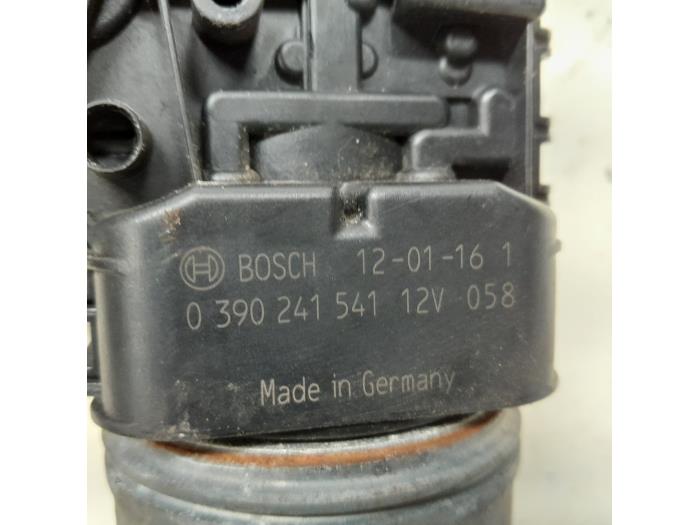 Front wiper motor from a Renault Twingo II (CN) 1.5 dCi 90 FAP 2012