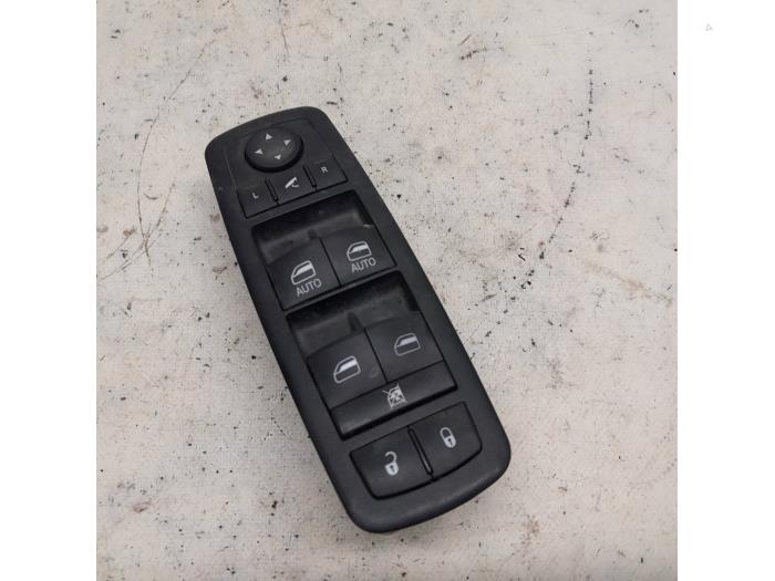 Usados Interruptor de ventanilla eléctrica Fiat Freemont 2.0 MultiJet 140 16V Precio € 63,00 Norma de margen ofrecido por Reclycar De Boer BV