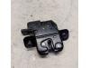 Tailgate lock mechanism from a Renault Clio V (RJAB) 1.0 TCe 90 12V 2021
