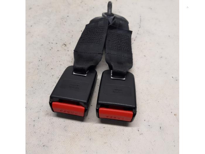 Rear seatbelt buckle, centre from a Dacia Duster (HS) 1.6 SCe 115 16V 2016