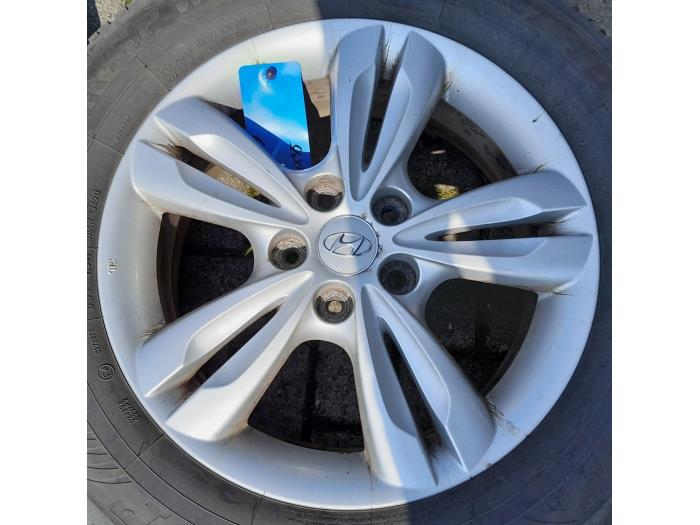 Set of sports wheels + winter tyres from a Hyundai iX35 (LM) 2.0 CRDi 16V 4x4 2011
