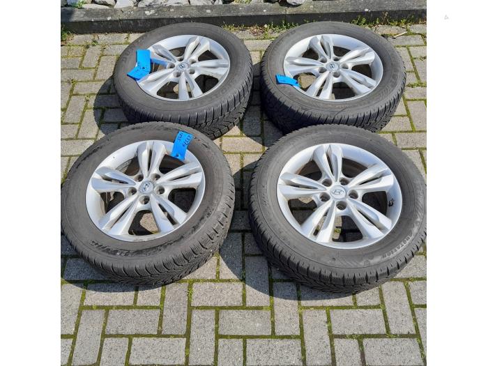 Set of sports wheels + winter tyres from a Hyundai iX35 (LM) 2.0 CRDi 16V 4x4 2011