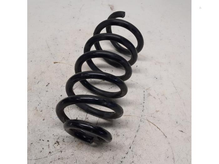 Rear coil spring from a Renault Clio IV (5R) 1.2 16V 2013