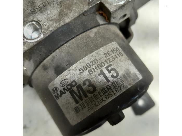 ABS pump from a Hyundai Tucson (JM) 2.0 CRDi 16V 4x4 2005