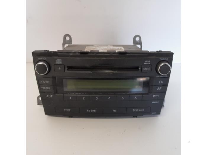 Radio CD player from a Toyota Avensis Wagon (T27) 2.2 16V D-4D-F 150 2009
