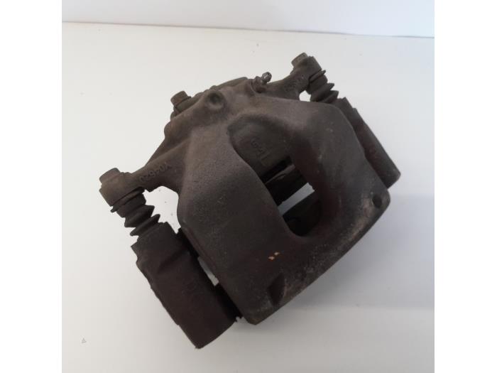 Usagé Etrier de frein avant gauche Toyota Avensis Wagon (T27) 2.2 16V D-4D-F 150 Prix € 15,75 Règlement à la marge proposé par Reclycar De Boer BV