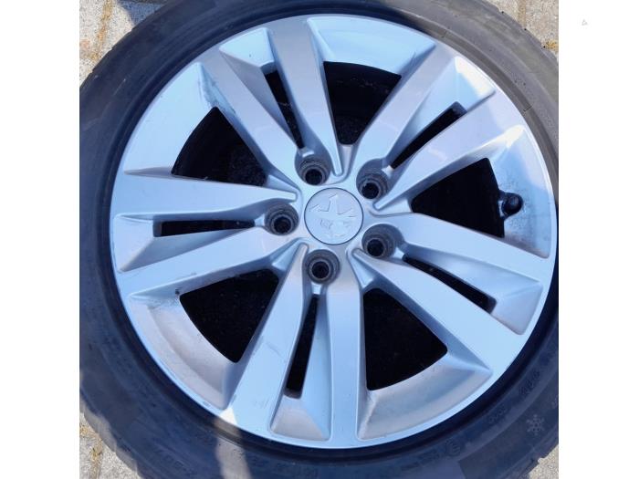 Juego de llantas deportivas + neumáticos de un Peugeot 308 SW (L4/L9/LC/LJ/LR) 1.6 BlueHDi 120 2014