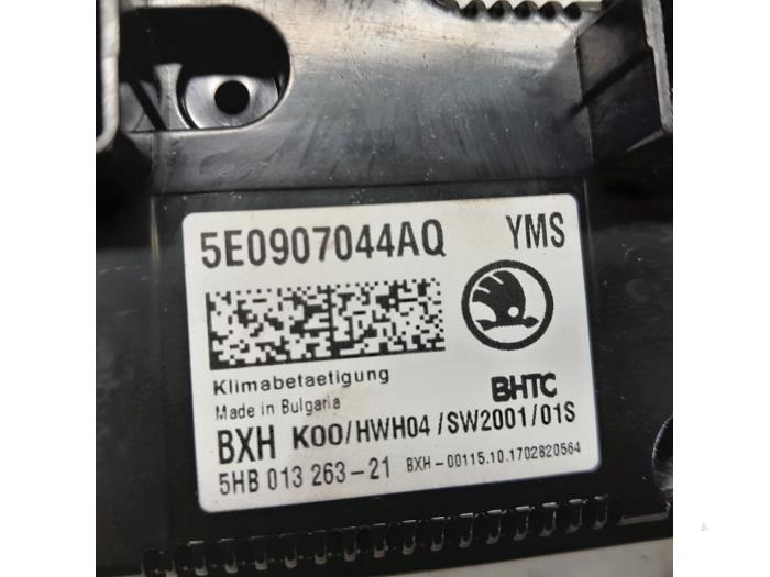 Heater control panel from a Skoda Octavia Combi (5EAC) 1.6 TDI 16V 2018