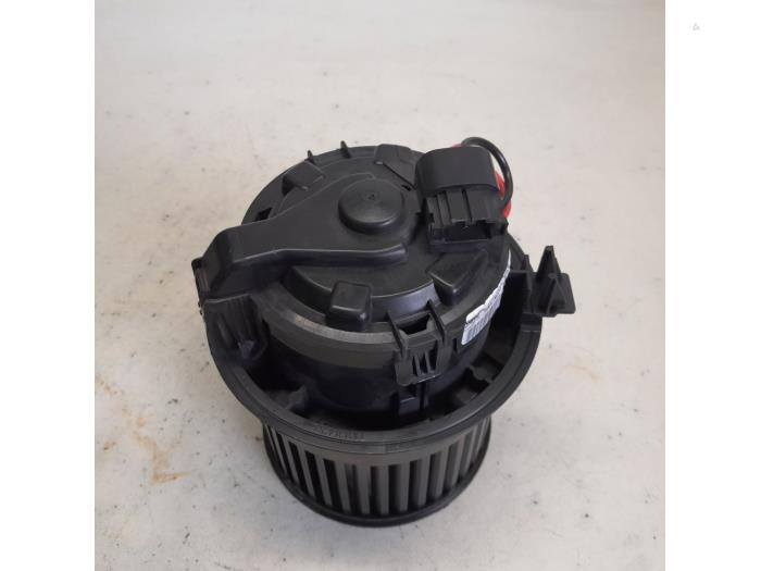 Heating and ventilation fan motor from a Peugeot 2008 (CU) 1.6 Blue HDi 100 2018