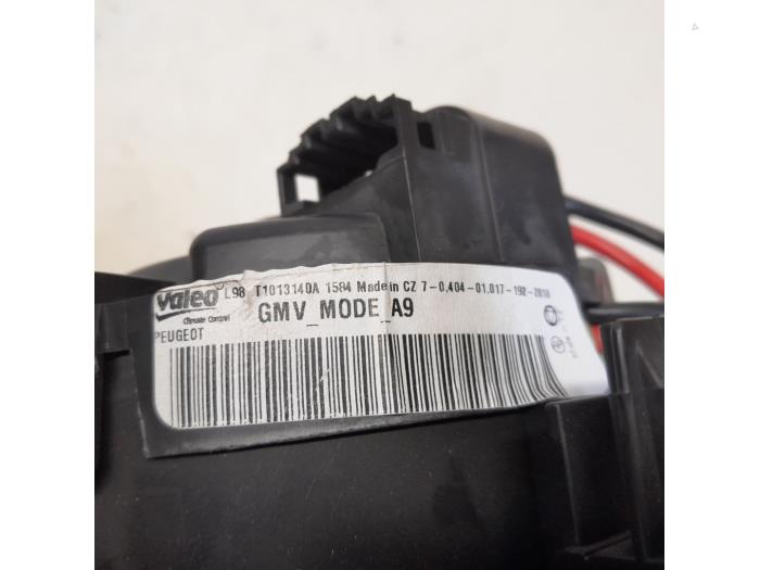 Heating and ventilation fan motor from a Peugeot 2008 (CU) 1.6 Blue HDi 100 2018