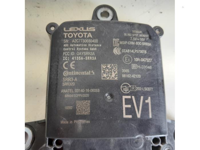 Sensor de radar de un Toyota RAV4 (A5) 2.5 Plug-in Hybrid 16V AWD 2021