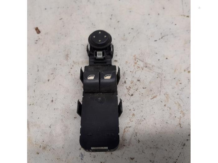 Usados Interruptor de ventanilla eléctrica Peugeot 307 SW (3H) 1.6 16V Precio € 52,50 Norma de margen ofrecido por Reclycar De Boer BV