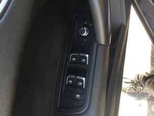 Usados Interruptor de ventanilla eléctrica Audi A1 Sportback (8XA/8XF) 1.4 TFSI ACT 16V Precio € 52,50 Norma de margen ofrecido por Reclycar De Boer BV