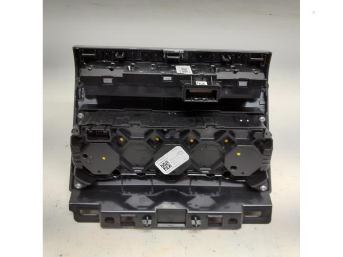 Heater control panel from a Renault Clio V (RJAB) 1.0 TCe 90 12V 2021