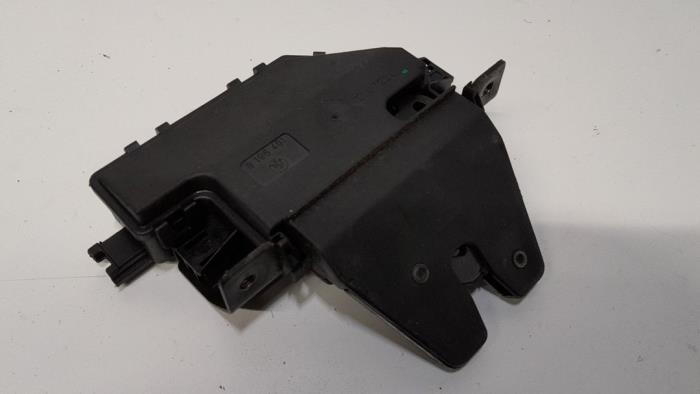 Tailgate lock mechanism from a BMW 1 serie (E87/87N) 116i 1.6 16V 2007