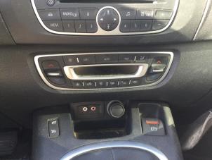 Used Heater control panel Renault Scénic III (JZ) 1.6 16V Price € 36,75 Margin scheme offered by Reclycar De Boer BV