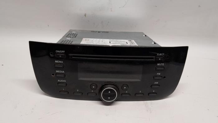 Radio CD player from a Fiat Grande Punto (199) 1.3 JTD Multijet 16V 85 Actual 2010