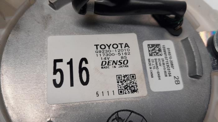 Accu ventilator van een Toyota Auris Touring Sports (E18) 1.8 16V Hybrid 2015