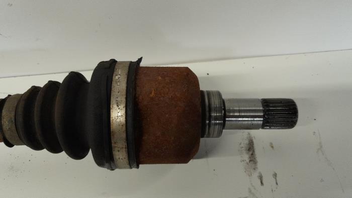 Front drive shaft, left from a Peugeot 207 SW (WE/WU) 1.6 HDi 16V 2008
