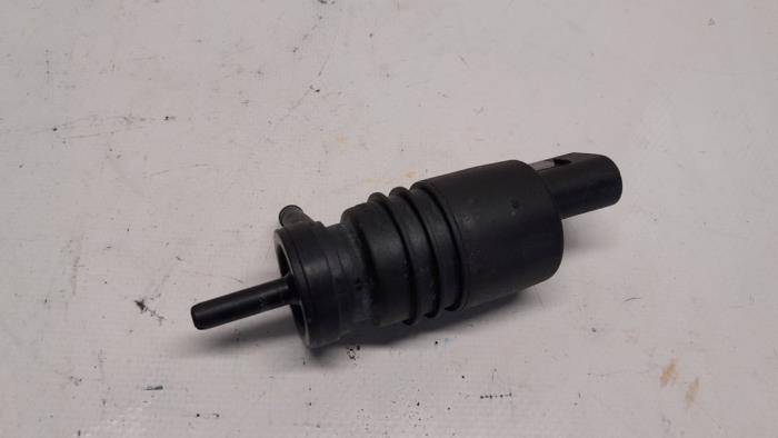 Windscreen washer pump from a BMW 3-Serie 1999