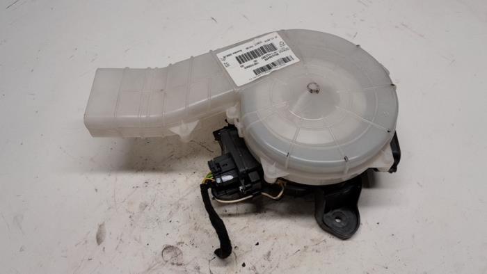 Heating and ventilation fan motor from a Citroën C4 Grand Picasso (3A) 2.0 Blue HDI 150 2015
