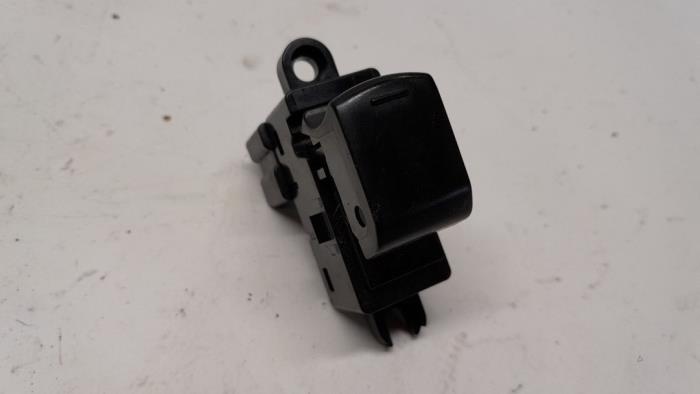 Usados Interruptor de ventanilla eléctrica Nissan Qashqai (J10) 1.6 16V Precio € 26,25 Norma de margen ofrecido por Reclycar De Boer BV