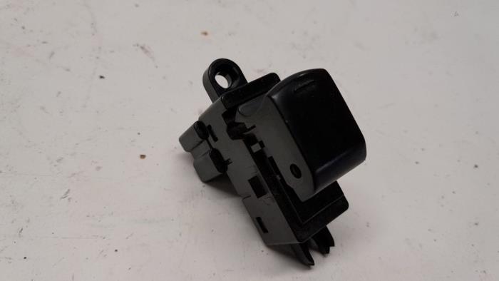 Usados Interruptor de ventanilla eléctrica Nissan Qashqai (J10) 1.6 16V Precio € 26,25 Norma de margen ofrecido por Reclycar De Boer BV