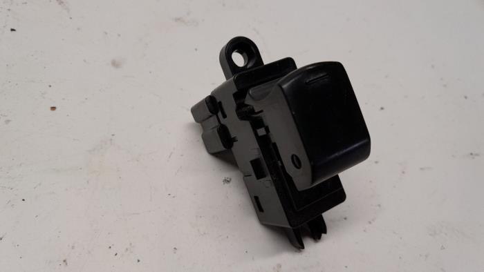 Usados Interruptor de ventanilla eléctrica Nissan Qashqai (J10) 1.6 16V Precio € 26,25 Norma de margen ofrecido por Reclycar De Boer BV