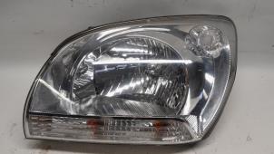 Used Headlight, left Kia Sportage (JE) 2.0 CVVT 16V 4x4 Price € 131,25 Margin scheme offered by Reclycar De Boer BV