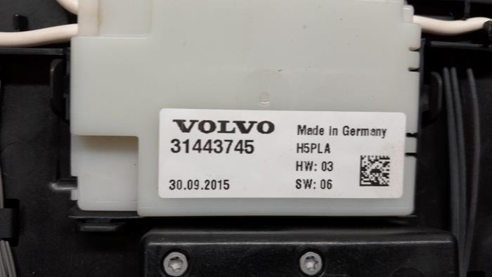 Luz interior delante de un Volvo XC90 II 2.0 T8 16V Twin Engine AWD 2015