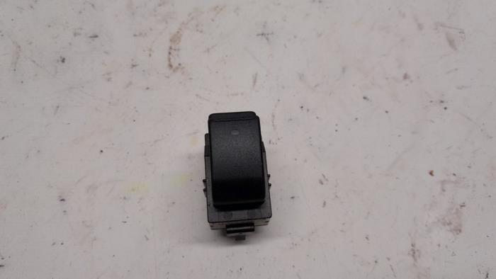 Usados Interruptor de ventanilla eléctrica Toyota Corolla Verso (R10/11) 1.6 16V VVT-i Precio € 15,75 Norma de margen ofrecido por Reclycar De Boer BV