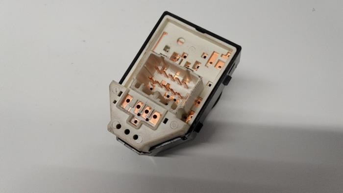 Interruptor de retrovisor de un Kia Venga 1.4 CVVT 16V 2015