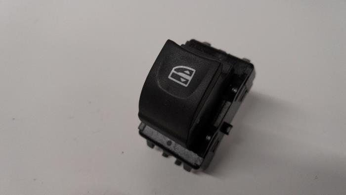 Usados Interruptor de ventanilla eléctrica Renault Megane III Grandtour (KZ) 1.5 dCi 110 Precio € 21,00 Norma de margen ofrecido por Reclycar De Boer BV