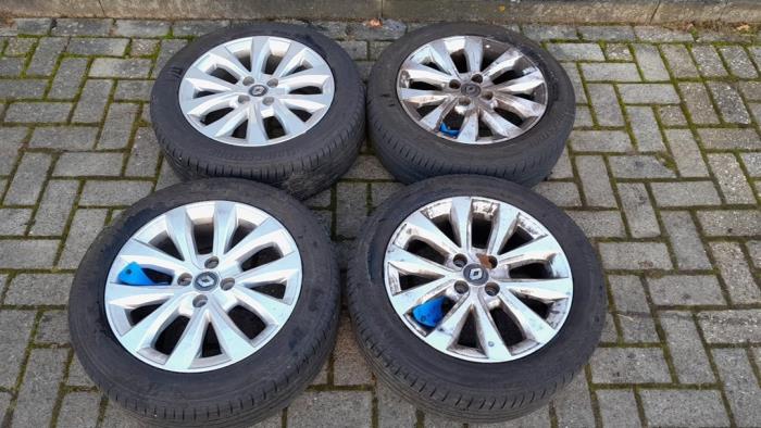 Sport rims set + tires from a Renault Clio V (RJAB) 1.0 TCe 90 12V 2021