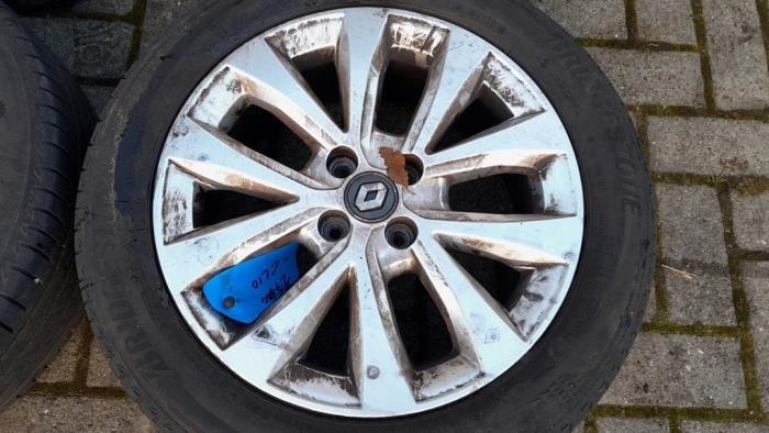 Sport rims set + tires from a Renault Clio V (RJAB) 1.0 TCe 90 12V 2021