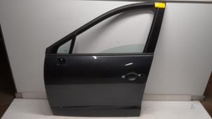 Używane Drzwi lewe przednie wersja 4-drzwiowa Renault Scénic III (JZ) 1.6 16V Cena € 220,50 Procedura marży oferowane przez Reclycar De Boer BV
