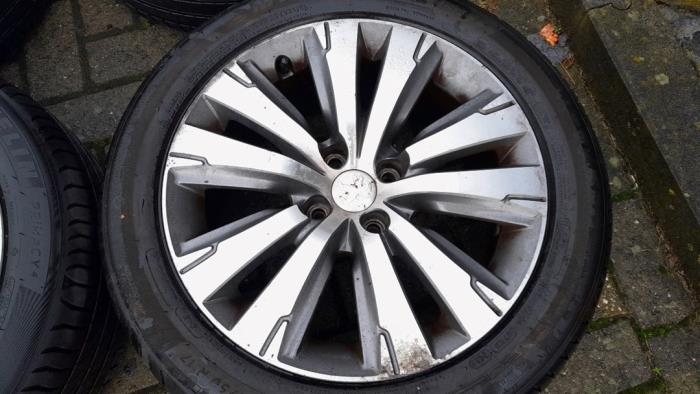 Sportfelgensatz + Reifen van een Peugeot 3008 I (0U/HU) 1.6 VTI 16V 2015