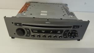 Usados Reproductor de CD y radio Peugeot 308 SW (4E/H) 2.0 HDi 16V FAP Precio € 105,00 Norma de margen ofrecido por Reclycar De Boer BV