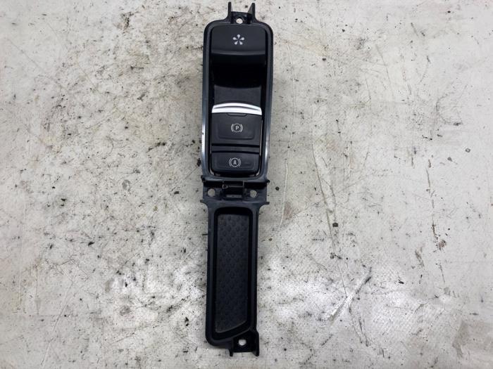 Gebrauchte Handbremse Schalter Renault Megane IV Estate (RFBK) 1.3 TCE 160 16V Preis € 26,25 Margenregelung angeboten von Reclycar De Boer BV
