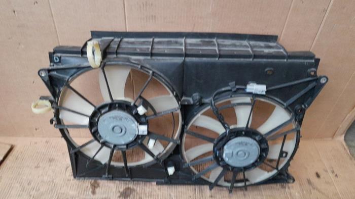 Radiator cooling fan shroud