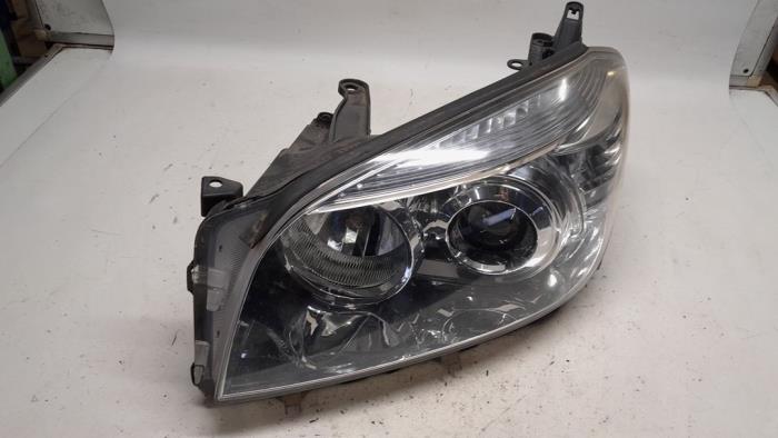 Gebrauchte Scheinwerfer links Toyota RAV4 (A3) 2.2 D-4D 16V 4x4 Preis € 262,50 Margenregelung angeboten von Reclycar De Boer BV