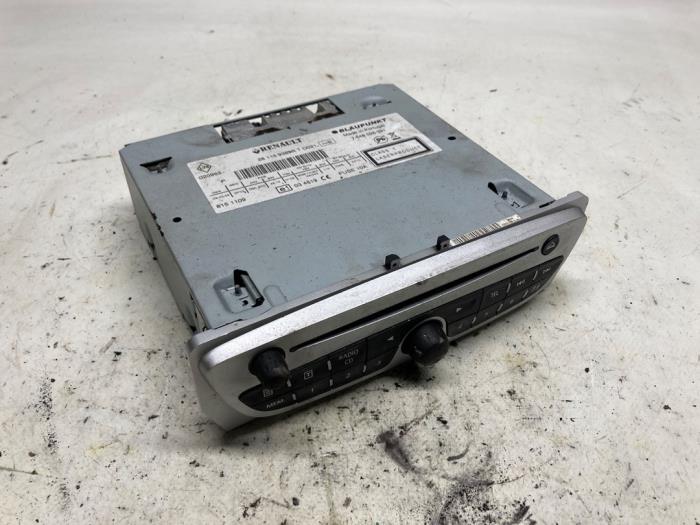 Radio CD player from a Renault Grand Scénic III (JZ) 1.4 16V TCe 130 2009