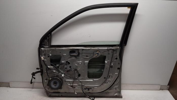 Front door 4-door, right from a Nissan X-Trail (T30) 2.2 dCi 16V 4x4 2003