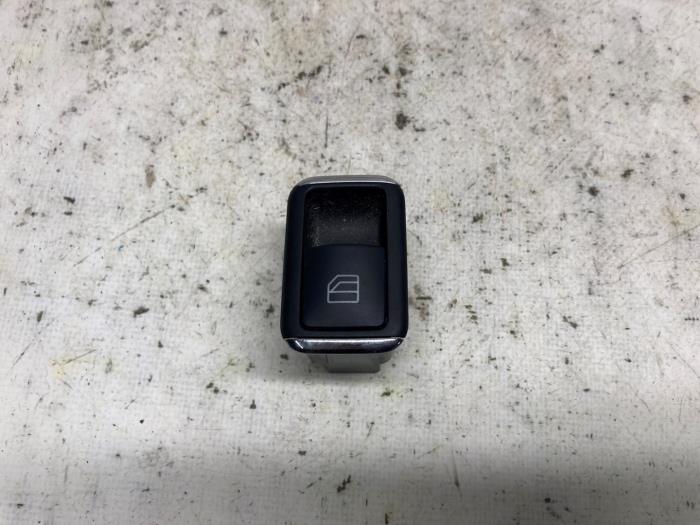 Usados Interruptor de ventanilla eléctrica Mercedes C Estate (S204) 3.0 C-280 V6 24V Precio € 26,25 Norma de margen ofrecido por Reclycar De Boer BV