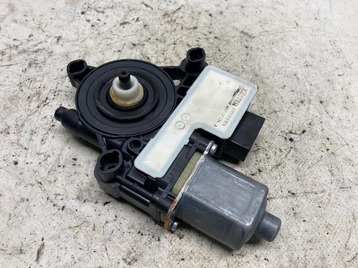 Usados Motor de ventanilla de puerta Seat Arona (KJX) 1.0 TGI 12V Precio € 26,25 Norma de margen ofrecido por Reclycar De Boer BV