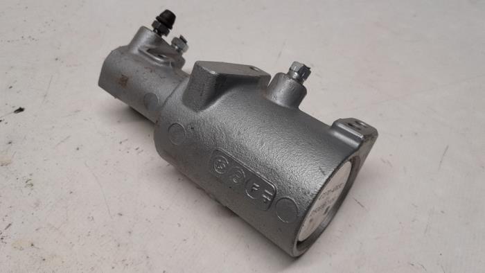 Master cylinder from a Toyota Auris Touring Sports (E18) 1.8 16V Hybrid 2015