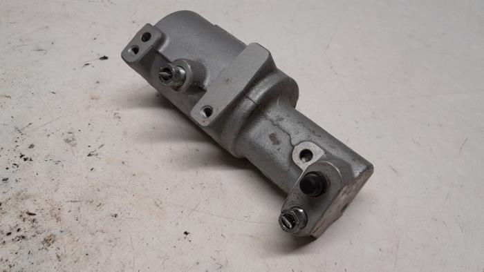 Master cylinder from a Toyota Auris Touring Sports (E18) 1.8 16V Hybrid 2015