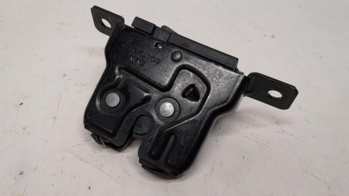 Tailgate lock mechanism from a BMW 1 serie (F20) 118i 1.6 16V 2015