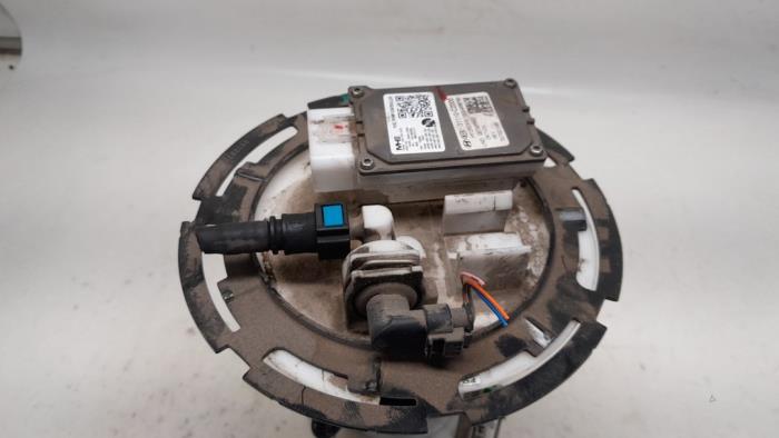 Bomba eléctrica de combustible de un Hyundai Tucson (NX) 1.6 T-GDI HEV 2021
