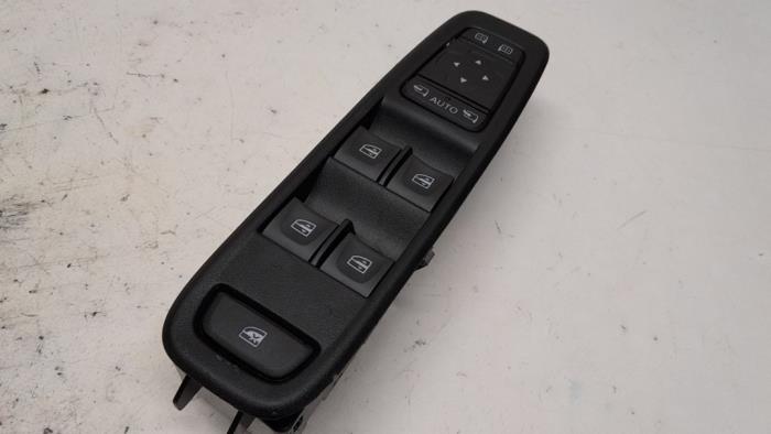 Usados Interruptor de ventanilla eléctrica Dacia Duster (SR) 1.0 TCE 100 Bi-Fuel, Eco-G 12V Precio € 105,00 Norma de margen ofrecido por Reclycar De Boer BV